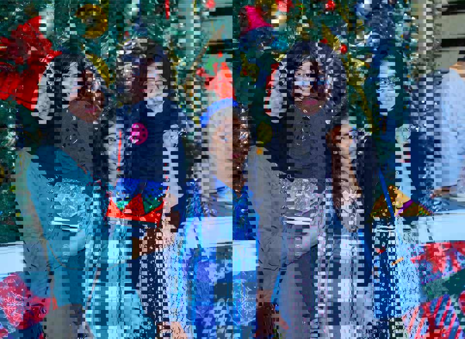 girls-in-front-of-tree
